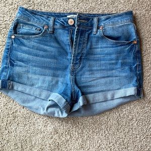 Refuge size 6 Jean shorts.